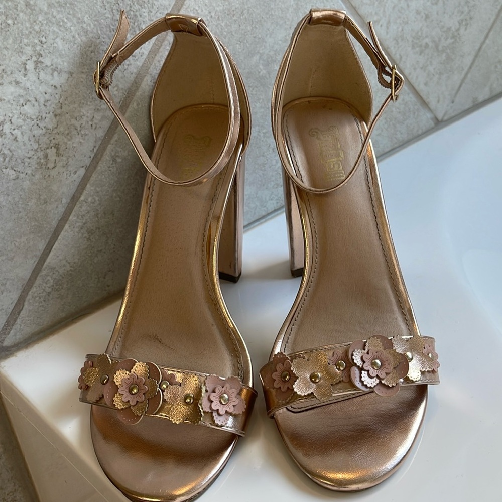 Brash rose gold flower heels size 8